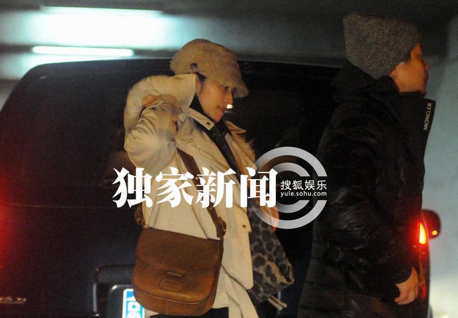 每日追星：趙文卓為愛妻當(dāng)“助理” 姚晨挺孕婦曹郁貼心接機(jī)