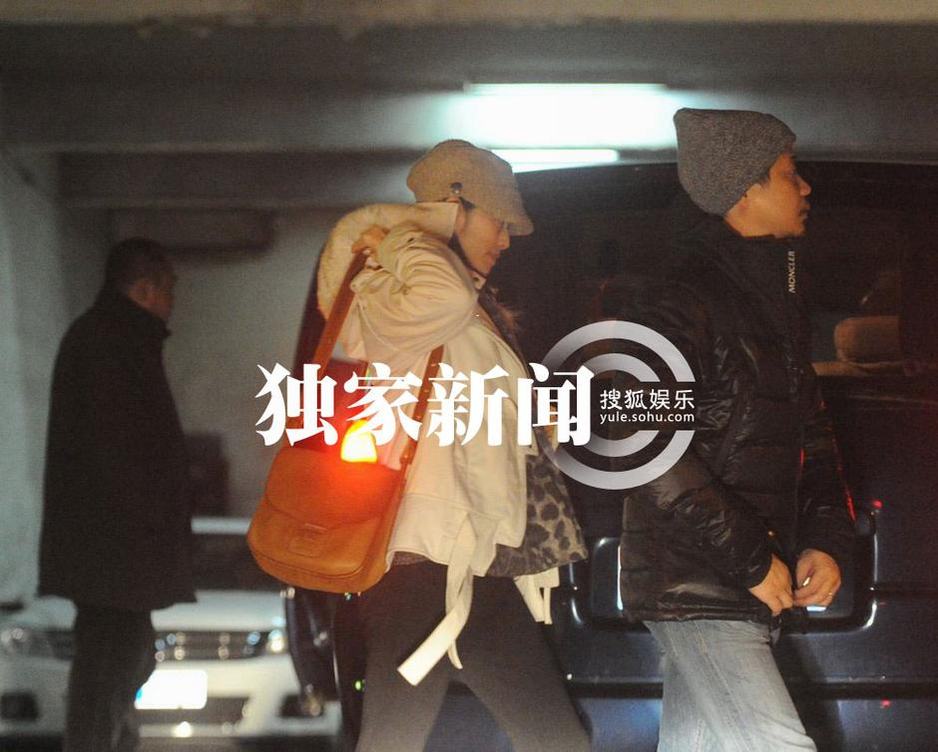 每日追星：趙文卓為愛妻當(dāng)“助理” 姚晨挺孕婦曹郁貼心接機(jī)