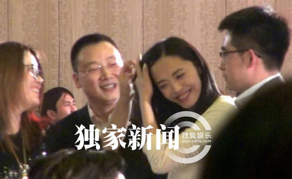 每日追星：趙文卓為愛(ài)妻當(dāng)“助理” 姚晨挺孕婦曹郁貼心接機(jī)