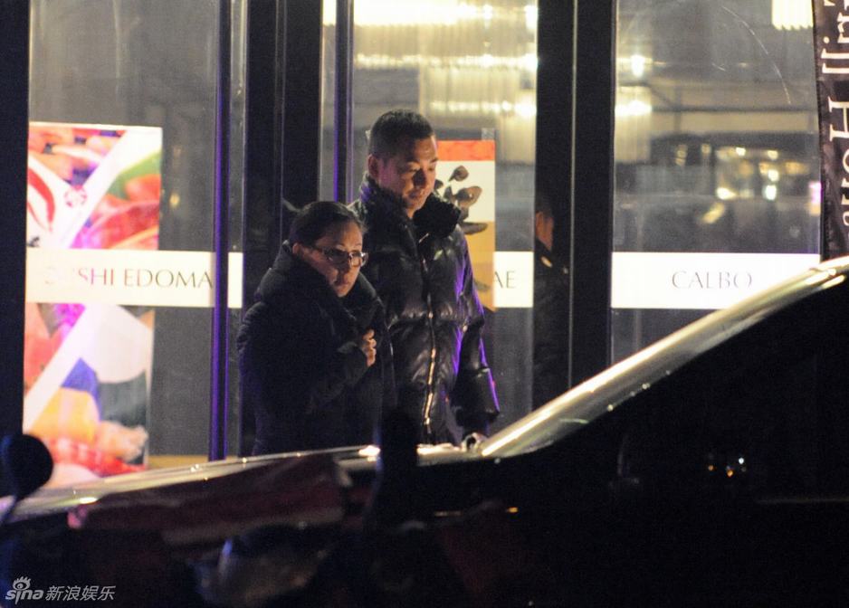 每日追星：趙文卓為愛妻當“助理” 姚晨挺孕婦曹郁貼心接機