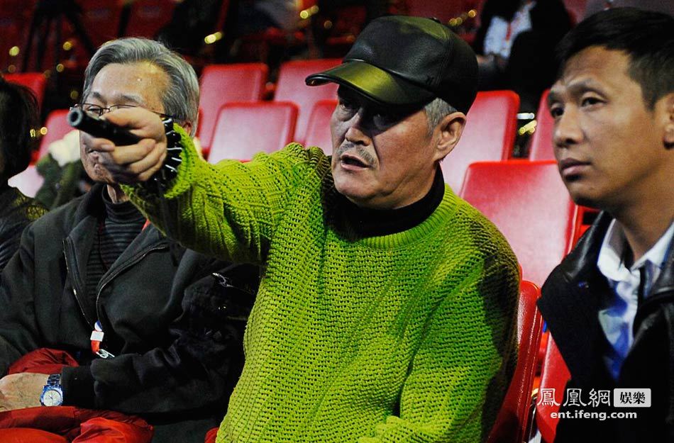 趙本山參加2013江蘇衛(wèi)視春晚小品《有錢(qián)了》錄制。