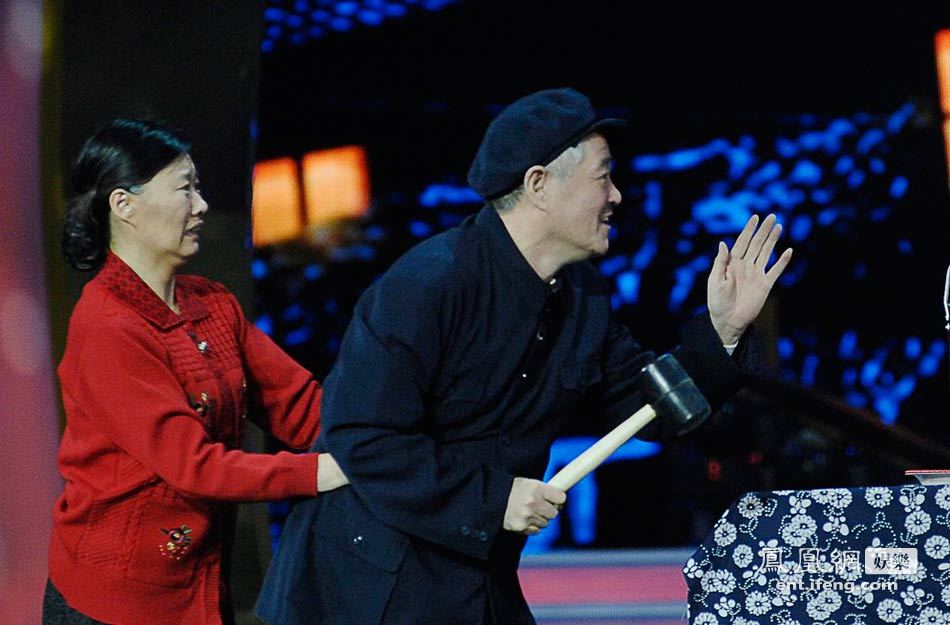 趙本山參加2013江蘇衛(wèi)視春晚小品《有錢了》錄制。