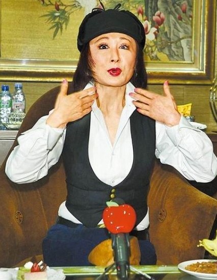 潘迎紫不小心腰間現(xiàn)贅肉。