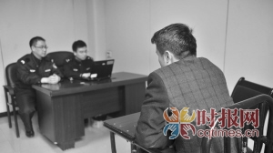 南岸區(qū),民警對(duì)被抓獲的“黑車”司機(jī)王洪詢問案發(fā)當(dāng)時(shí)的細(xì)節(jié)