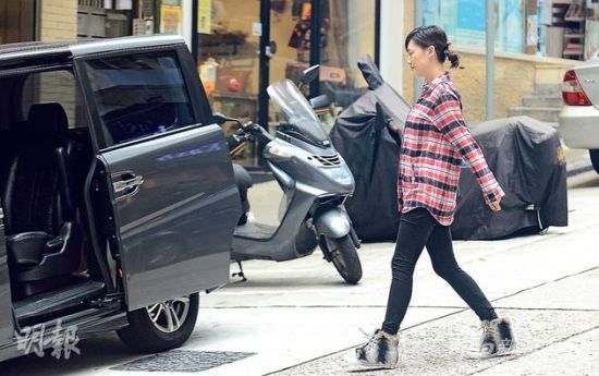 懷孕接近4個月的應(yīng)采兒開始圓潤發(fā)福，不過依然健步如飛。