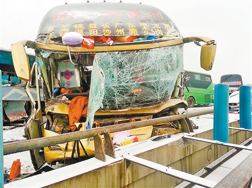 這是2月8日拍攝的車禍現(xiàn)場。 新華社發(fā)