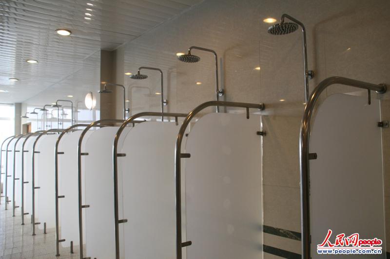 朝鮮流行滑旱冰 洗澡1次折合人民幣1毛錢(qián)