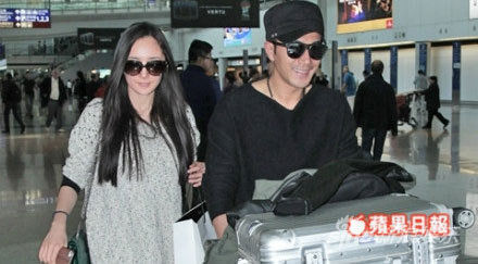 劉愷威與楊冪由北京返港