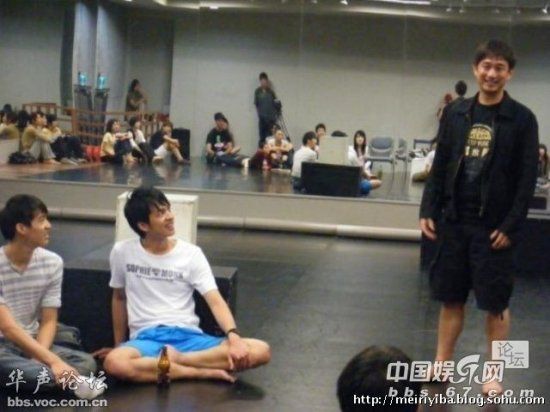 明星當(dāng)老師的課堂照 誰(shuí)最有范兒