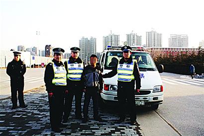 逃犯以為民警放假上街透風(fēng) 被追一公里累癱 逃犯以為民警放假上街透風(fēng) 被追一公里累癱