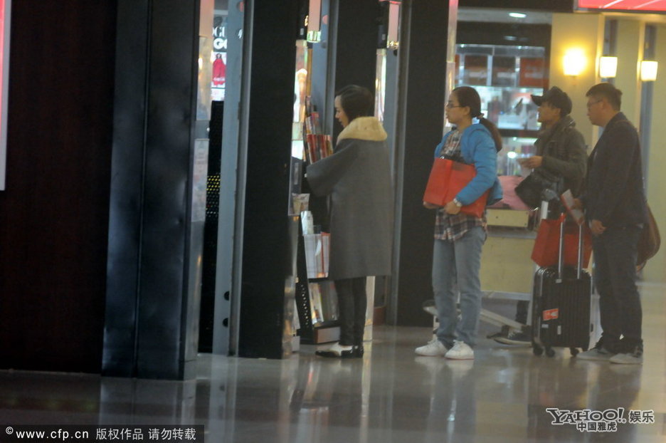 陳魯豫瘦骨嶙峋現(xiàn)身機(jī)場(chǎng) 選雜志獲眾人跟隨