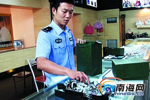三亞搗毀販假窩點(diǎn)查獲近千萬(wàn)元假LV、愛(ài)馬仕等