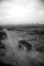 渭河西安段是西安市最大的過境河，有著“綠肺”的稱號，但在挖沙以及污染的雙重影響下，如今極盡悲涼，干枯的河床已被來往的拉沙車碾出了路，圖為拉沙車行駛在渭河河床，掀起灰塵一片