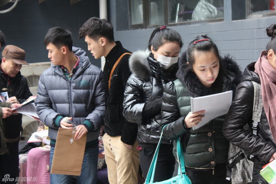 2013藝考外場(chǎng)曝光 考生相貌如“重慶選美”翻版湯唯吸睛