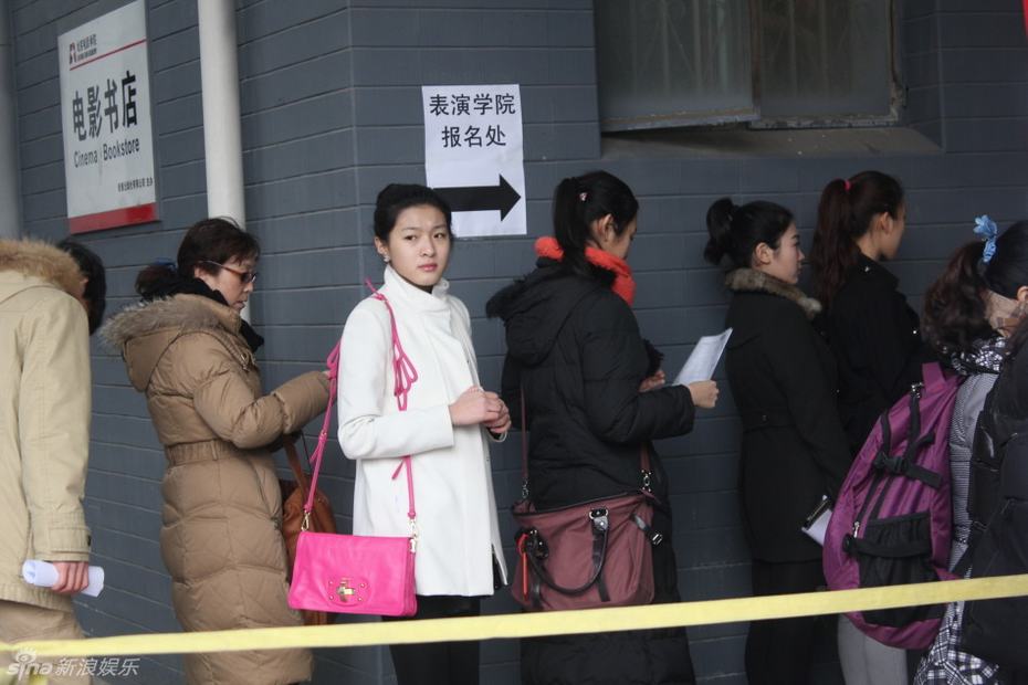 2013藝考外場(chǎng)曝光 考生相貌如“重慶選美”翻版湯唯吸睛