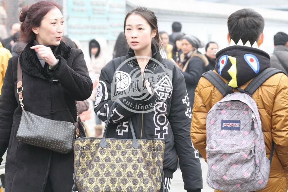 2013藝考外場(chǎng)曝光 考生相貌如“重慶選美”翻版湯唯吸睛