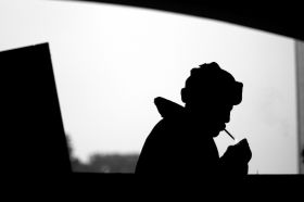 2月17日，長(zhǎng)沙市內(nèi)一橋洞下，76歲的徐輝（化名）點(diǎn)燃一支煙。他剛剛賣(mài)完14斤廢品，賺了整整4塊錢(qián)。