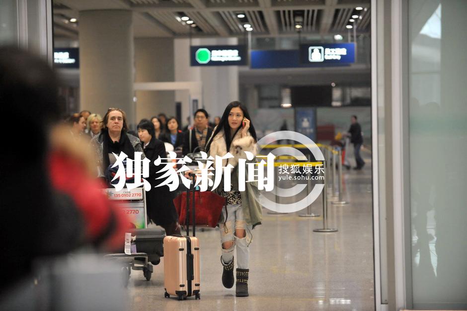 李彩樺富二代男友曝光 機(jī)場相擁