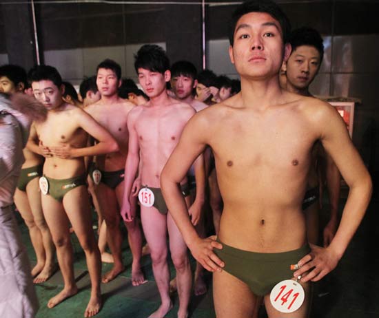 揭秘中國藝考現(xiàn)場(chǎng)：泳裝上陣堪比選妃