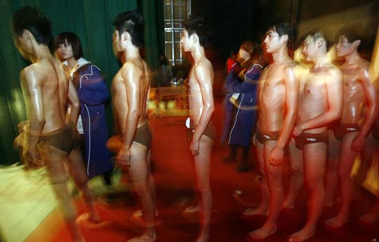 揭秘中國藝考現(xiàn)場:泳裝上陣堪比選妃