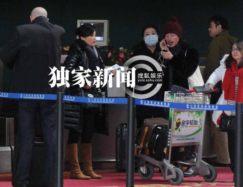 蔣勤勤濃妝艷抹現(xiàn)身機(jī)場 未被人認(rèn)出