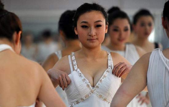 在藝考中，女學(xué)生為了追求更好的狀態(tài)亮相，掀起整容熱潮