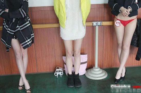 在藝考中，女學(xué)生為了追求更好的狀態(tài)亮相，掀起整容熱潮