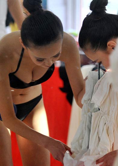 在藝考中，女學(xué)生為了追求更好的狀態(tài)亮相，掀起整容熱潮