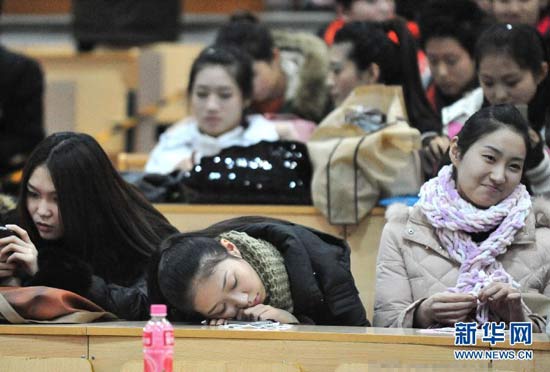 在藝考中，女學(xué)生為了追求更好的狀態(tài)亮相，掀起整容熱潮