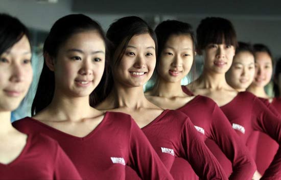 在藝考中，女學(xué)生為了追求更好的狀態(tài)亮相，掀起整容熱潮