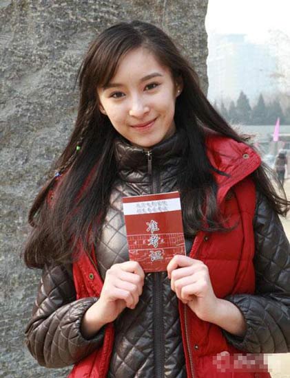 在藝考中，女學生為了追求更好的狀態(tài)亮相，掀起整容熱潮