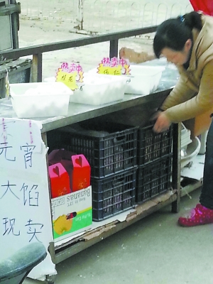 頭天沒賣掉的元宵和原料就放在攤柜里，沒有任何遮擋。