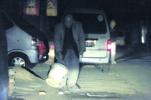 每隔半個小時，工人就將制作元宵餡的廢料倒入門口的水溝內(nèi)。