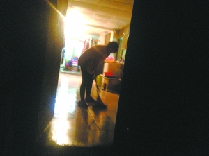 大約20平方米的空間內(nèi)，燈光昏黃，幾張報紙糊住了所有的窗戶。