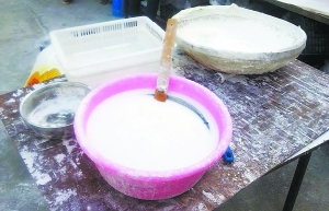 露天擺放的制作原料。