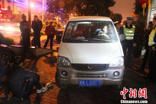 眾人抬車救人。 林增崇 攝