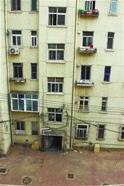 赤裸男子墜5樓被電線接住 后腦勺滲血僅受皮外傷 赤裸男子墜5樓被電線接住 后腦勺滲血僅受皮外傷