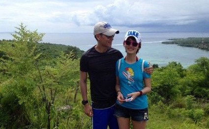 李好曬與嬌妻親密照秀恩愛(ài) 深情注視幸福感嘆