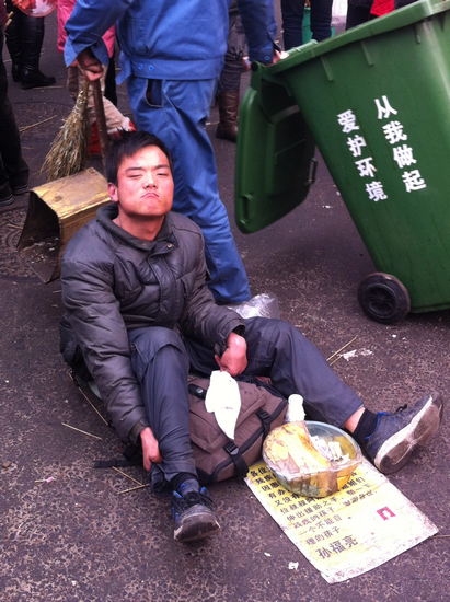 零錢哥現(xiàn)身糖球會 衣著單薄坐地乞討 零錢哥現(xiàn)身糖球會 衣著單薄坐地乞討