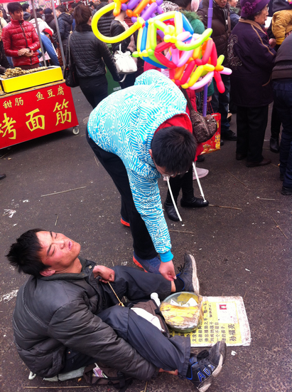 零錢哥現(xiàn)身糖球會 衣著單薄坐地乞討 零錢哥現(xiàn)身糖球會 衣著單薄坐地乞討