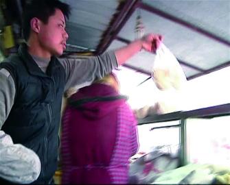 獨(dú)臂小伙蒸饅頭快過(guò)雙手 1分鐘10個(gè)引來(lái)粉絲團(tuán)