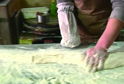 獨(dú)臂小伙蒸饅頭快過(guò)雙手 1分鐘10個(gè)引來(lái)粉絲團(tuán)