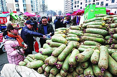 蘿卜攤位陷入冷清 日賺不足千元主動降價 蘿卜攤位陷入冷清 日賺不足千元主動降價