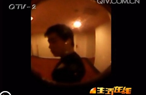 男子帶女友住賓館遭偷聽(tīng)