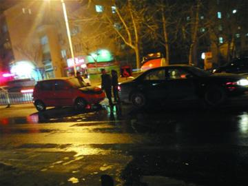 正在行駛中 小轎車自燃 正在行駛中 小轎車自燃