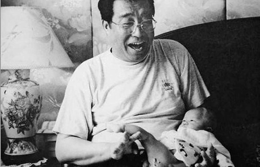 李雙江之子李天一成長(zhǎng)全紀(jì)錄：媽媽夢(mèng)鴿蹲地為其換衣