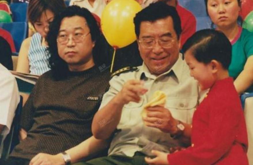 李雙江之子李天一成長全紀(jì)錄：媽媽夢鴿蹲地為其換衣