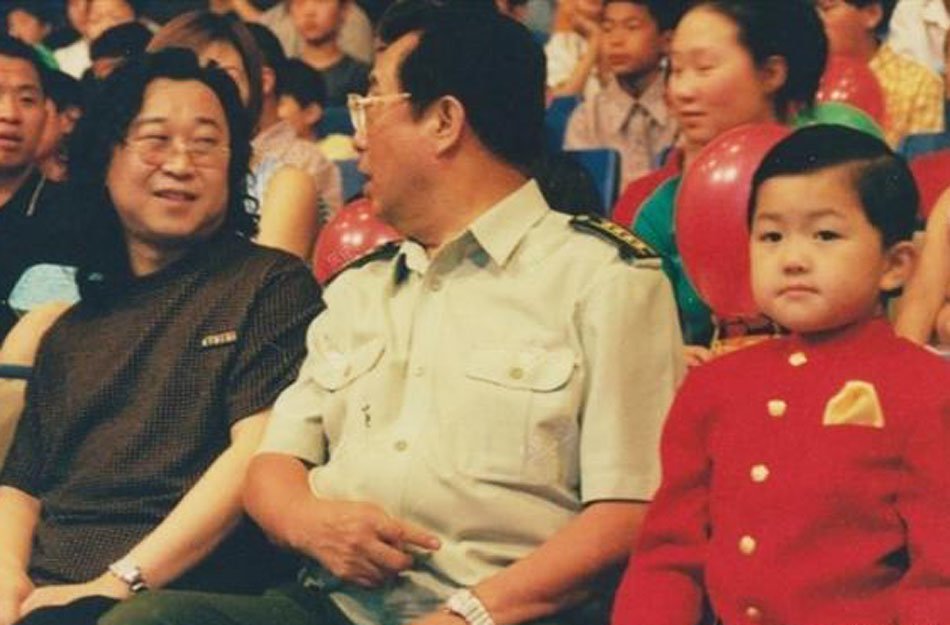 李雙江之子李天一成長全紀錄：媽媽夢鴿蹲地為其換衣