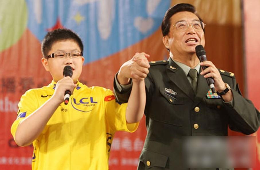 李雙江之子李天一成長(zhǎng)全紀(jì)錄：媽媽夢(mèng)鴿蹲地為其換衣