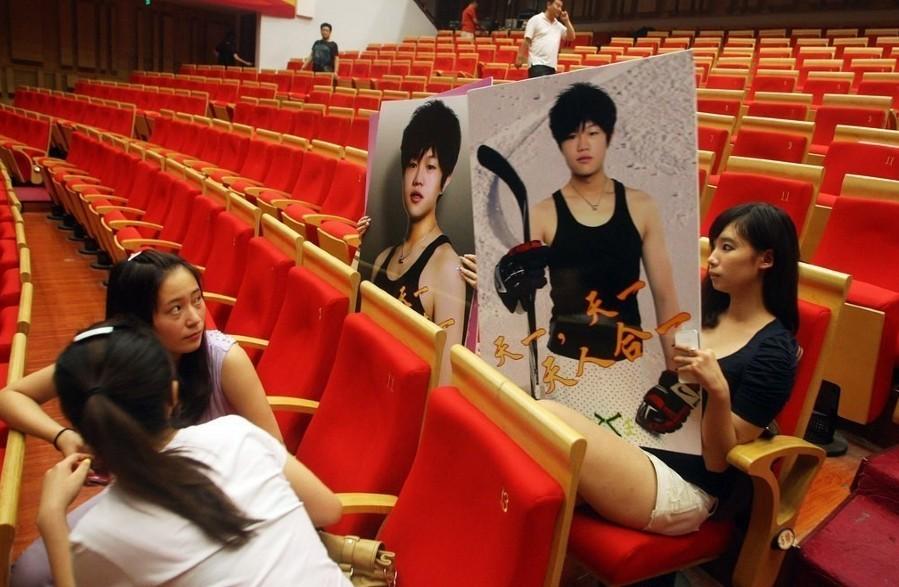 李雙江之子李天一成長全紀(jì)錄：媽媽夢鴿蹲地為其換衣